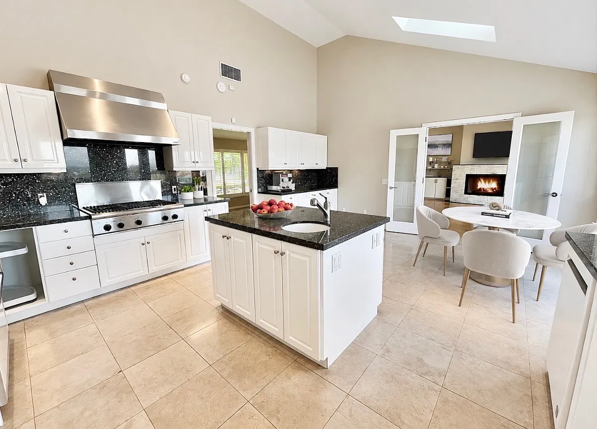 4 bed, 2838 sqft, $9,975 — Photo 3