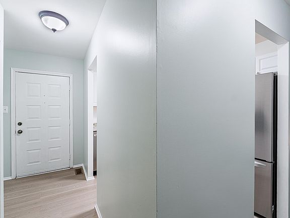 5th image of 15116 Laurel Oaks Ln #4