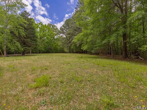 17 Country Club Dr, Gasburg, VA 23857