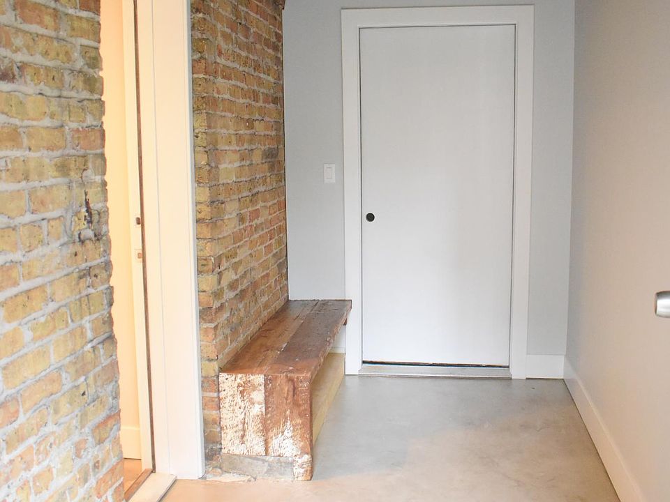 1st image of 4932 W Montrose Ave #G1