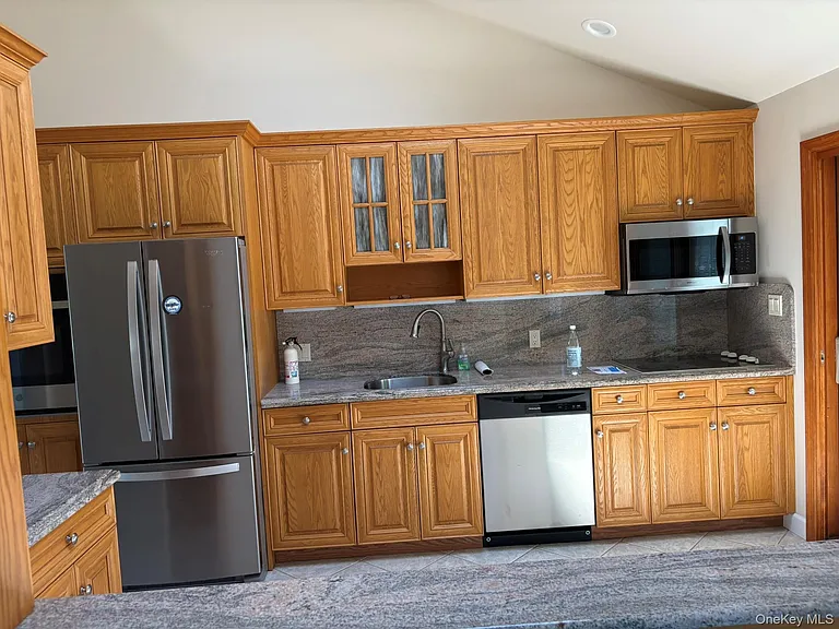 393 N Virginia Ave — Photo 6