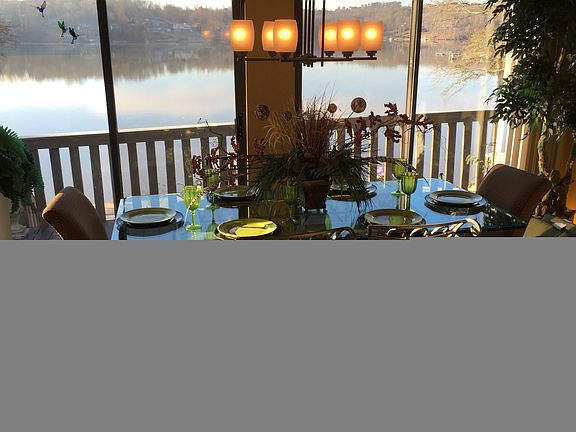 Sun/Dining Overlooking Lake