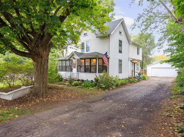 721 Putnam St, Pinckney, MI 48169