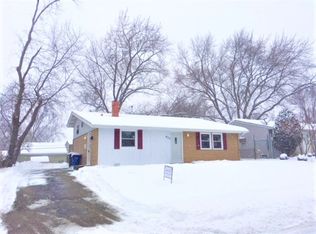 630 Jefferson Ave, Carpentersville, IL 60110