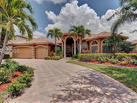 3rd image of 551 Enclave Cir E