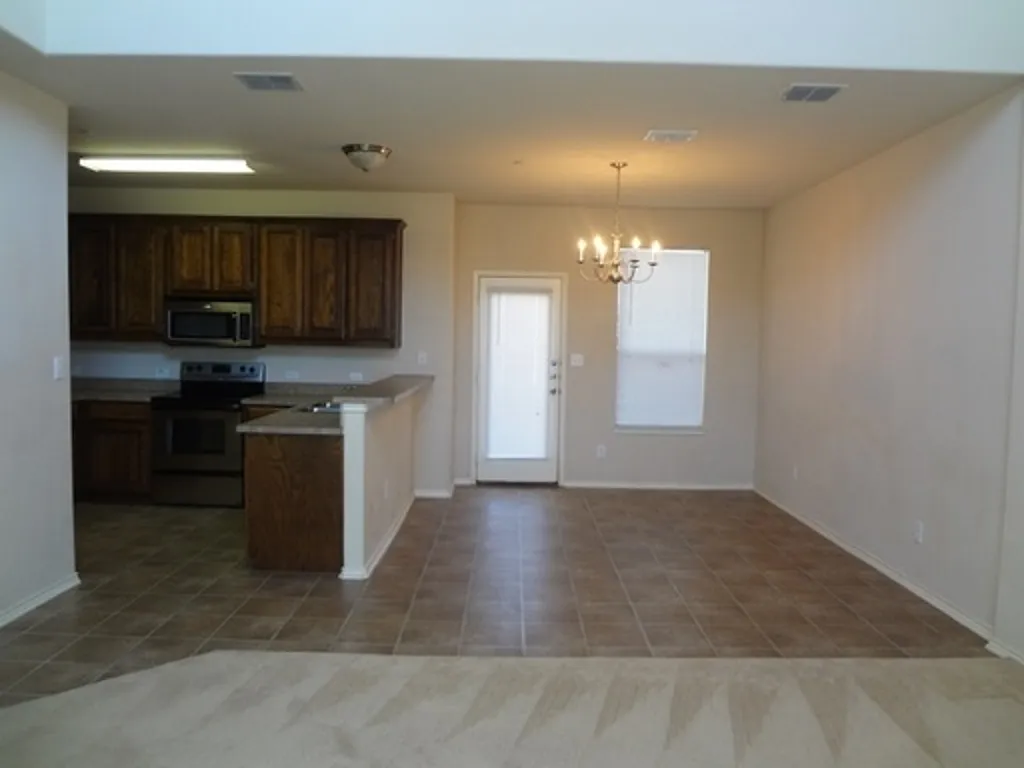 Stunning Townhome Located In Desirable Villages Of Carmel — Photo 2