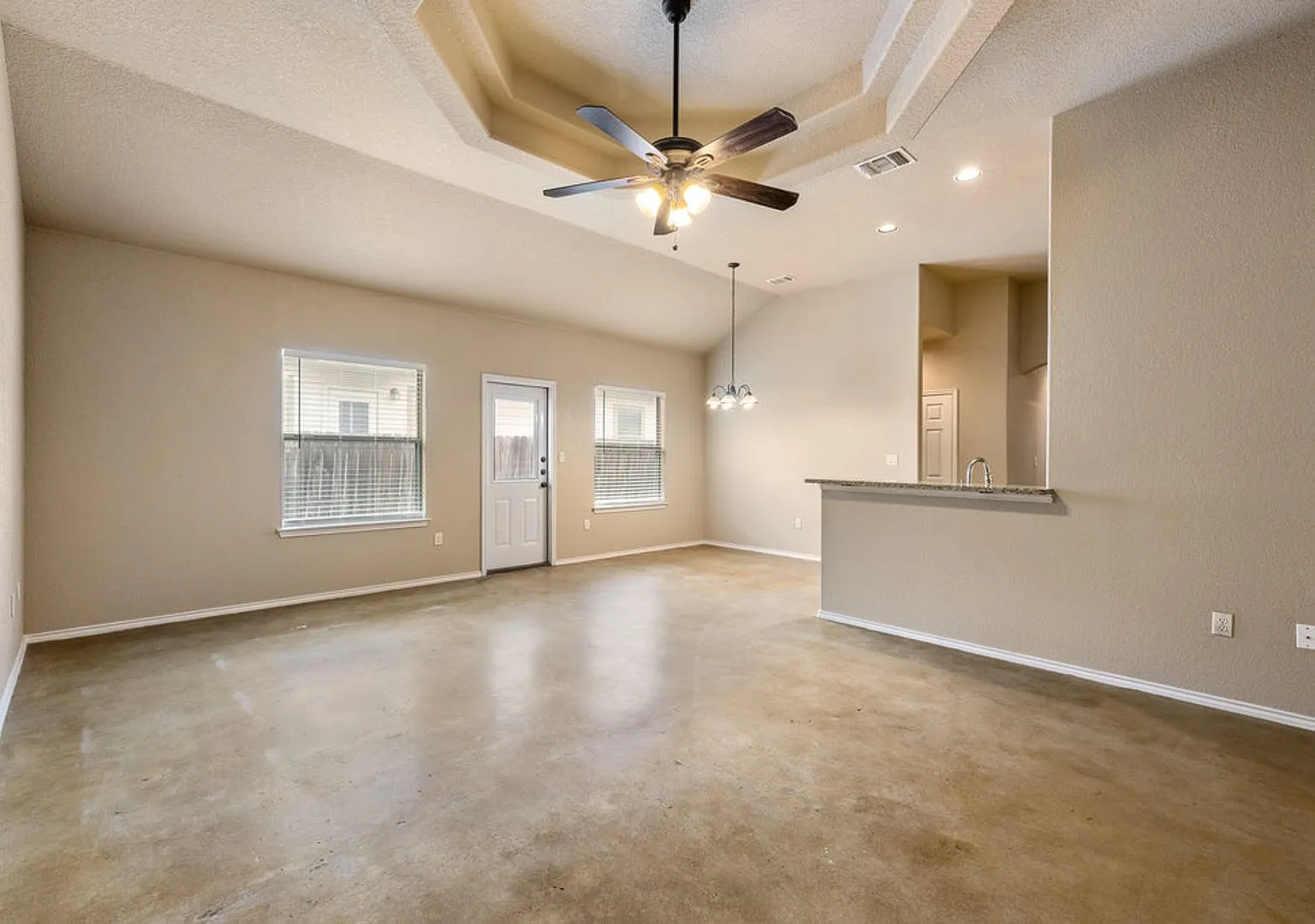 Available Now! Nice 3 Bedroom Duplex In New Braunfels, Texas! — Photo 2