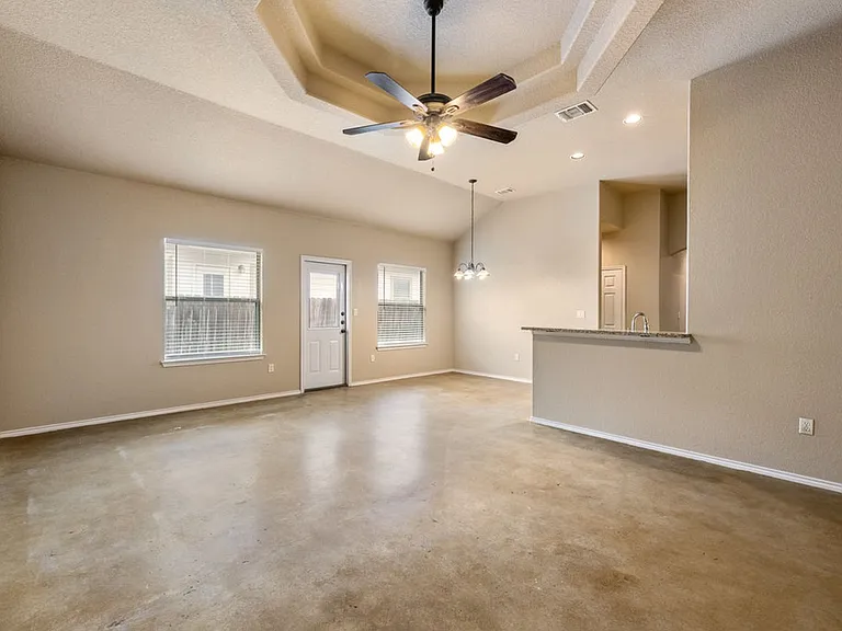 1066 Carolyn Cv — Photo 2