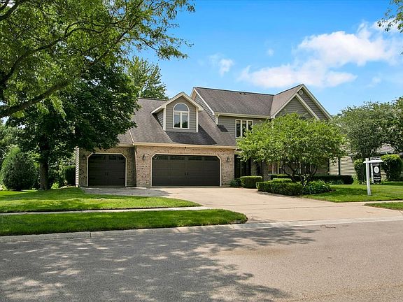 3rd image of 735 Queens Gate Cir