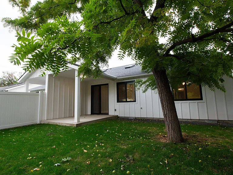 1037 SE Date Ave — Photo 30