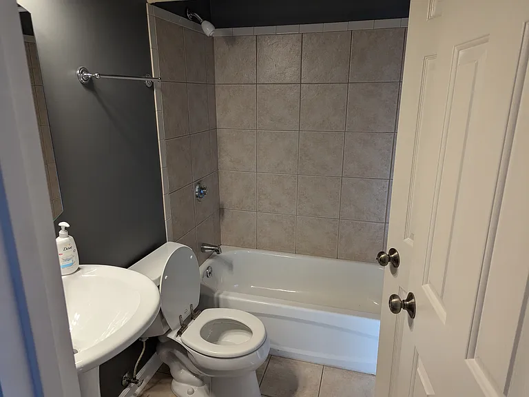 526 Clinton Springs Ave #D — Photo 9