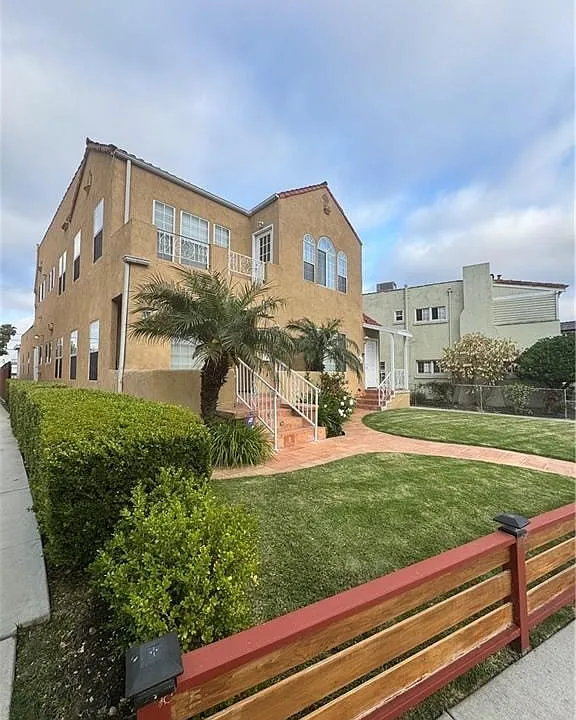 1046 S Citrus Ave