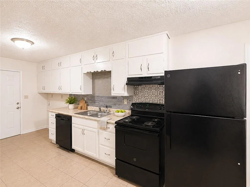 4 bed, 2.0 bath, 1300 sqft, $1,950 — Photo 3