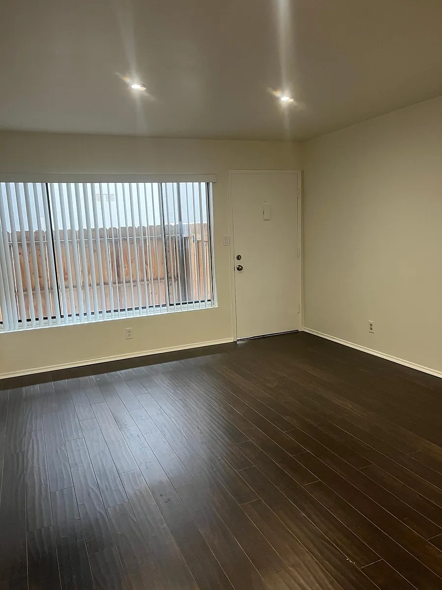 Building Photo - 1426 Barry Ave #1