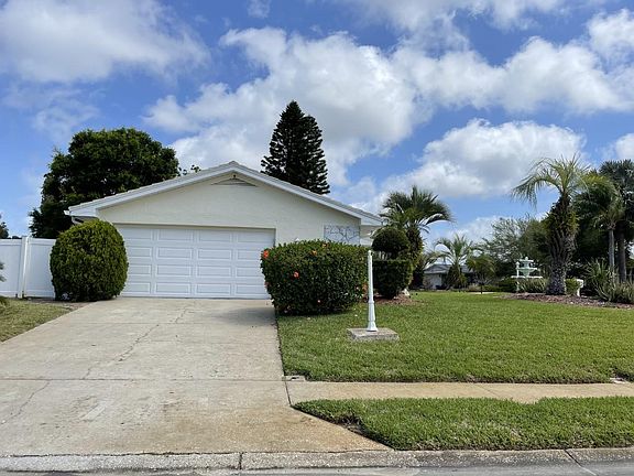 2-car parking outside the garage and up to 3 cars can be parked on the street.