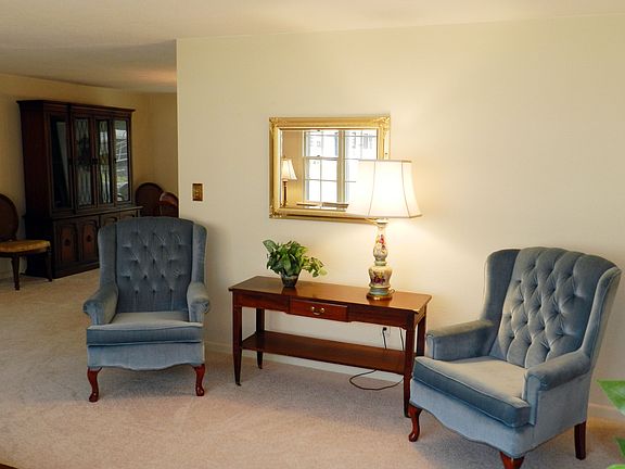 4th image of 15 Longwood Dr