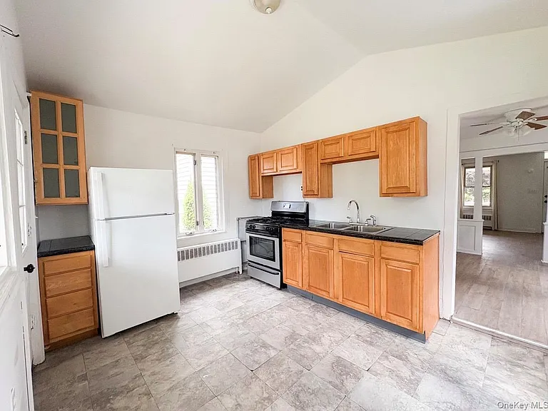 194 Hurley Ave — Photo 4