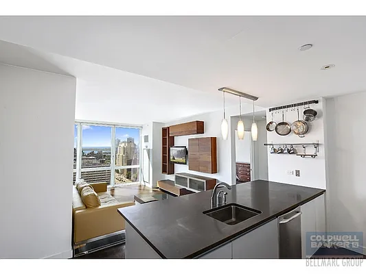 Sold by Aclawrence | media 12