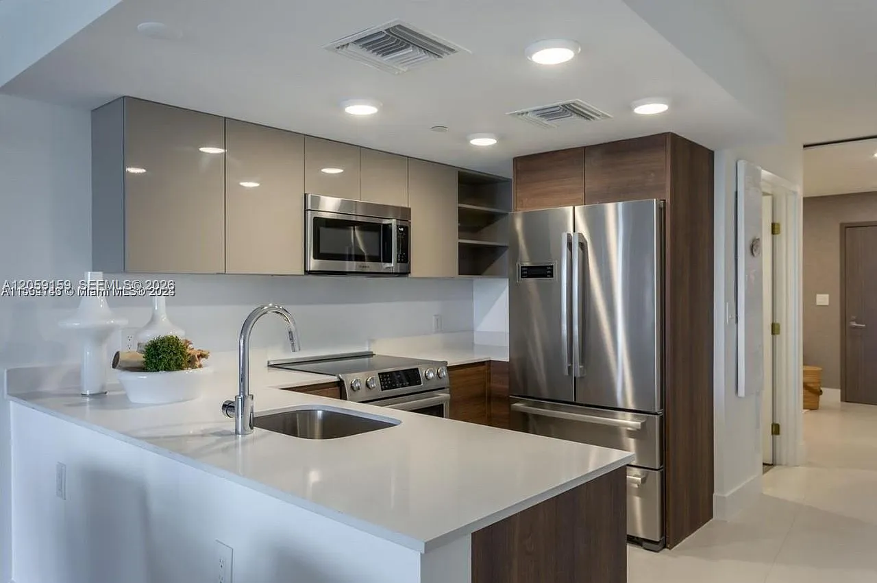 The Ivory Residence Condo — Photo 2