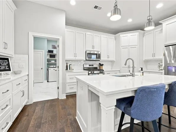 1122 SW Cheshire Dr, Lees Summit, MO 64083