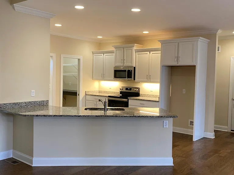 KITCHEN/BAR