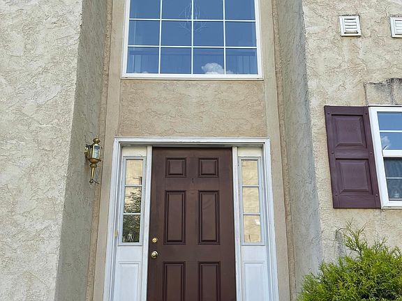 Entrance with large palladium window