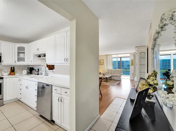 324 SE 10th St APT 208, Dania Beach, FL 33004
