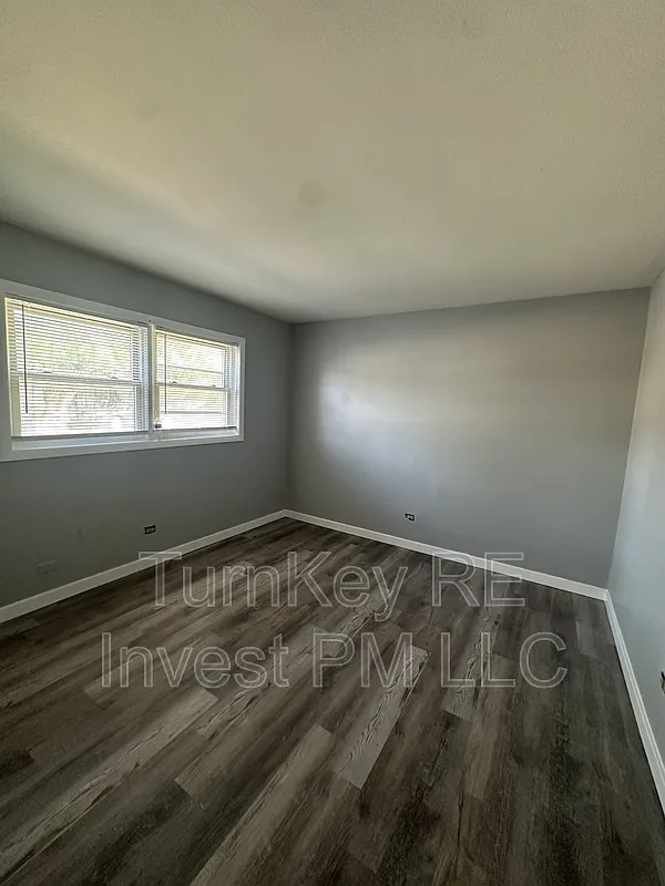 1015 E 150th Pl — Photo 3
