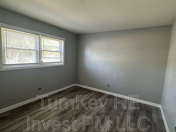3rd image of 1015 E 150th Pl