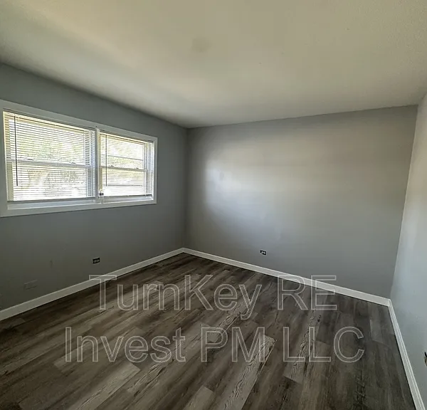 1015 E 150th Pl — Photo 3