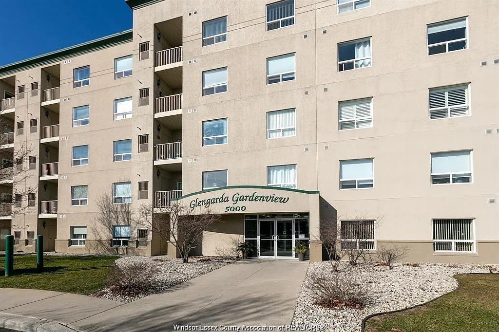 2 bed, 1.0 bath, 1100 sqft, $1,990 — Photo 2