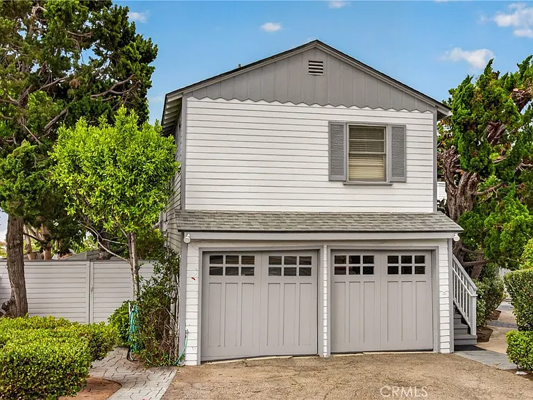 581 Park Ave — Photo 23