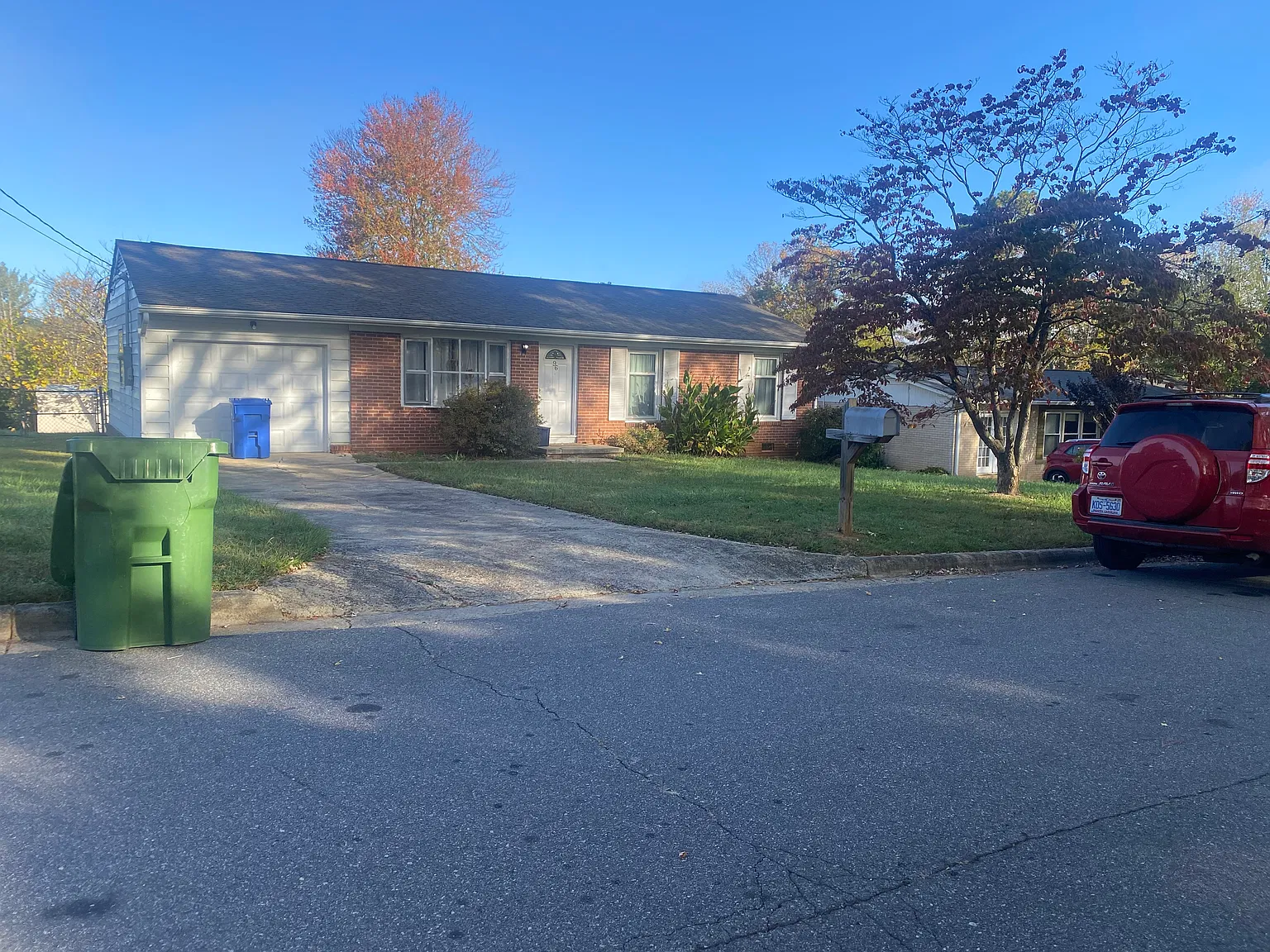3 bed, 1000 sqft, $2,100 — Photo 1