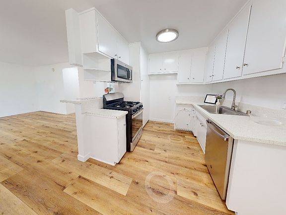 3rd image of 15114 Dickens St #8