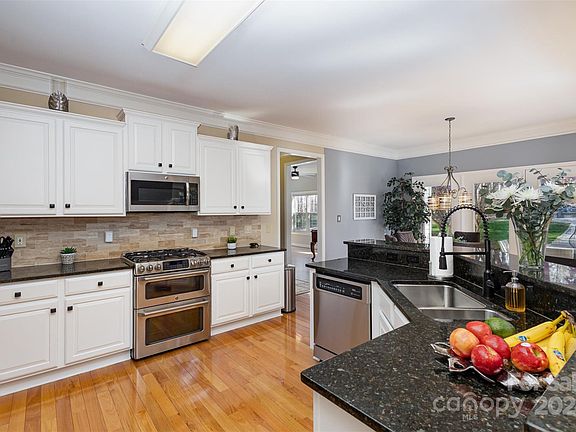 3rd image of 140 Fernbrook Dr