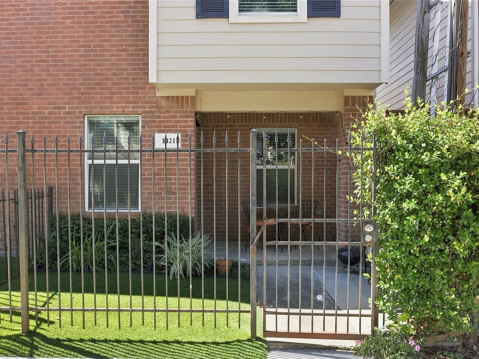 3 bed, 2.5 bath, 1341 sqft, $2,200 — Photo 4