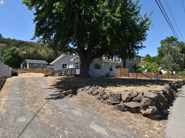 1318 W 10th St, The Dalles, OR 97058