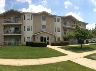 717 N 5th Ave APT 302, Addison, IL 60101