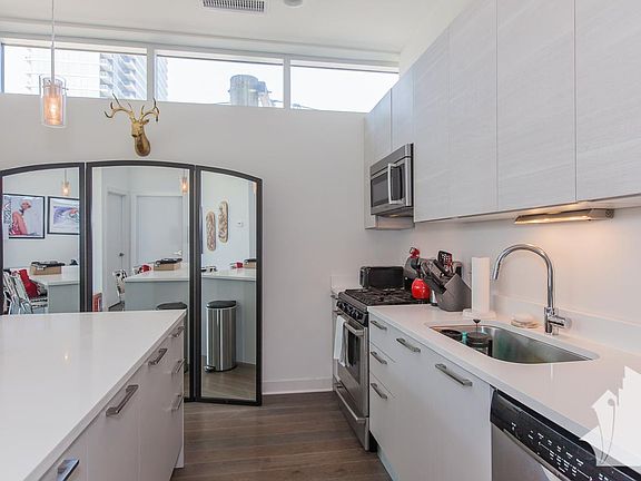 4th image of 863 N Franklin St #305