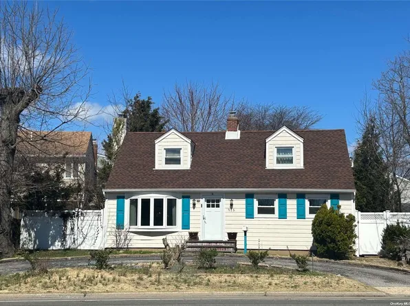 315 Bayville Avenue, Bayville, NY 11709