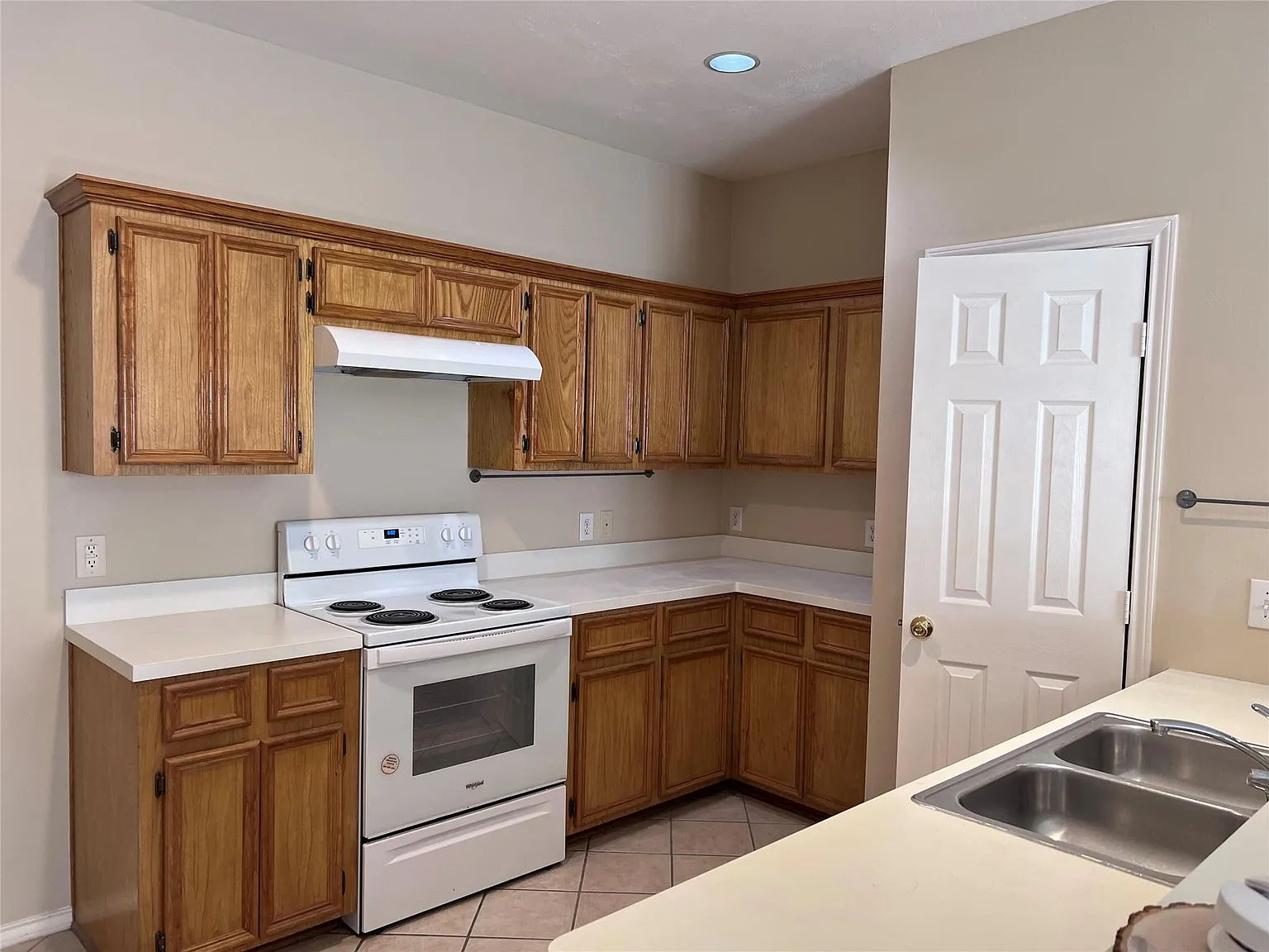 3 bed, 2.0 bath, 1755 sqft, $1,800 — Photo 2