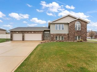 9942 Wisteria Lane St, Saint John, IN 46373