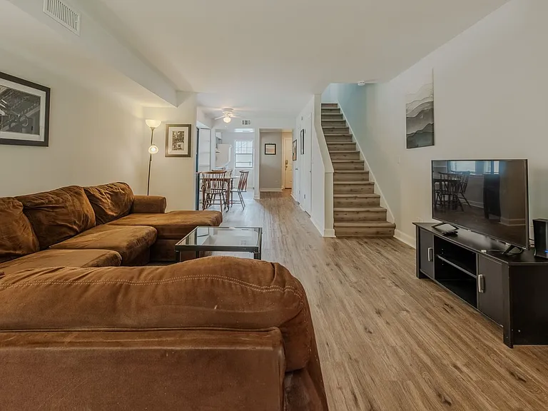 290 Appleby Dr #280 — Photo 4