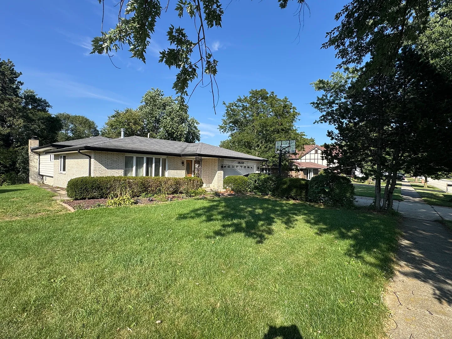 4 bed, 3.5 bath, 2025 sqft, $3,600 — Photo 2
