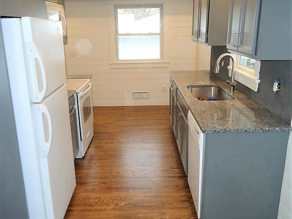5th image of 424 Jackson Ave S