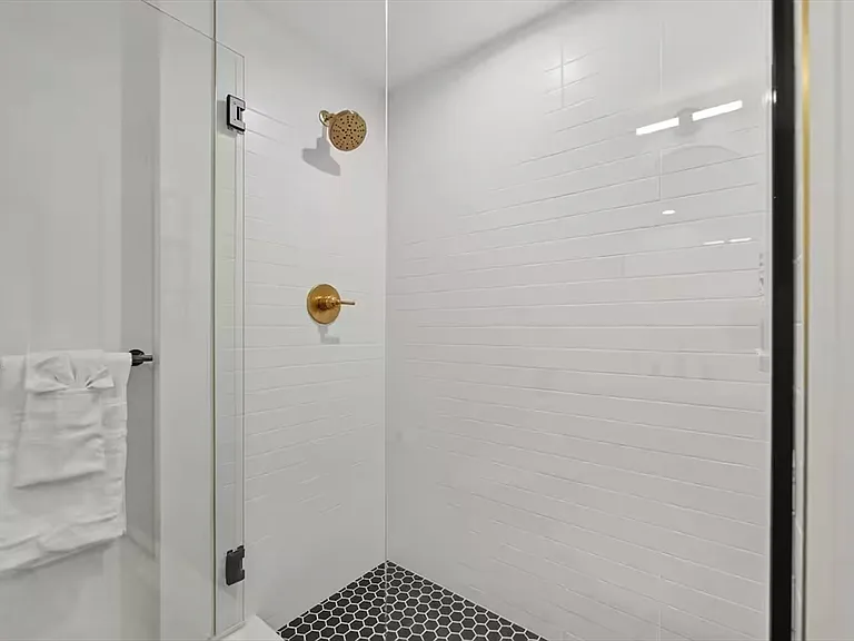 1618 Beacon St #3 — Photo 8