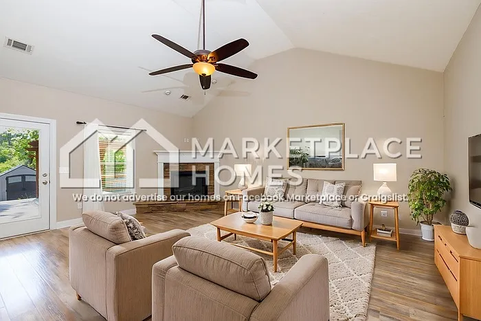 2467 Newbury Ave — Photo 5