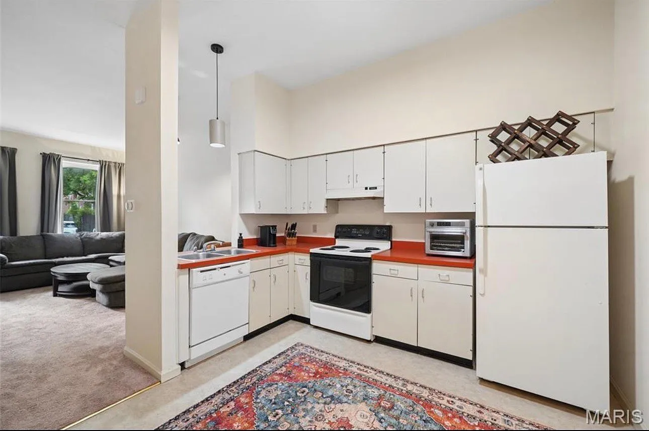 31+ day, furnished stay in Soulard! — Photo 3