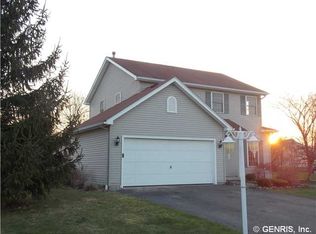 1097 Fawn Wood Dr, Webster, NY 14580