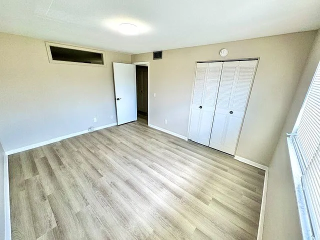 Devon Manor Apartments — Photo 20